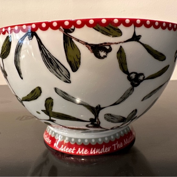 Large Porcelain Christmas Bowl "Meet me Under The Mistletoe" - Picture 4 of 5